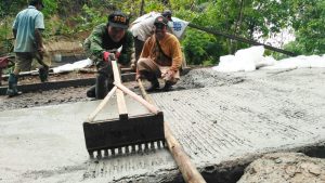 Tukang Batik Beraksi Saat Pengerjaan Jalan Rabat Beton Program TMMD