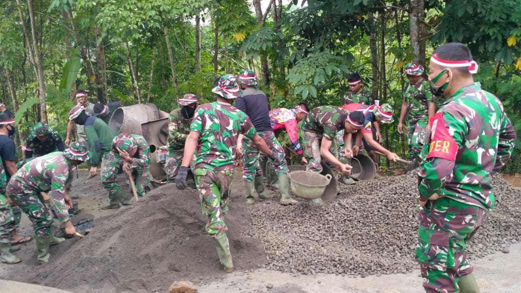 HUT TNI ke-75, Satgas TMMD Berikat Kepala Merah Putih