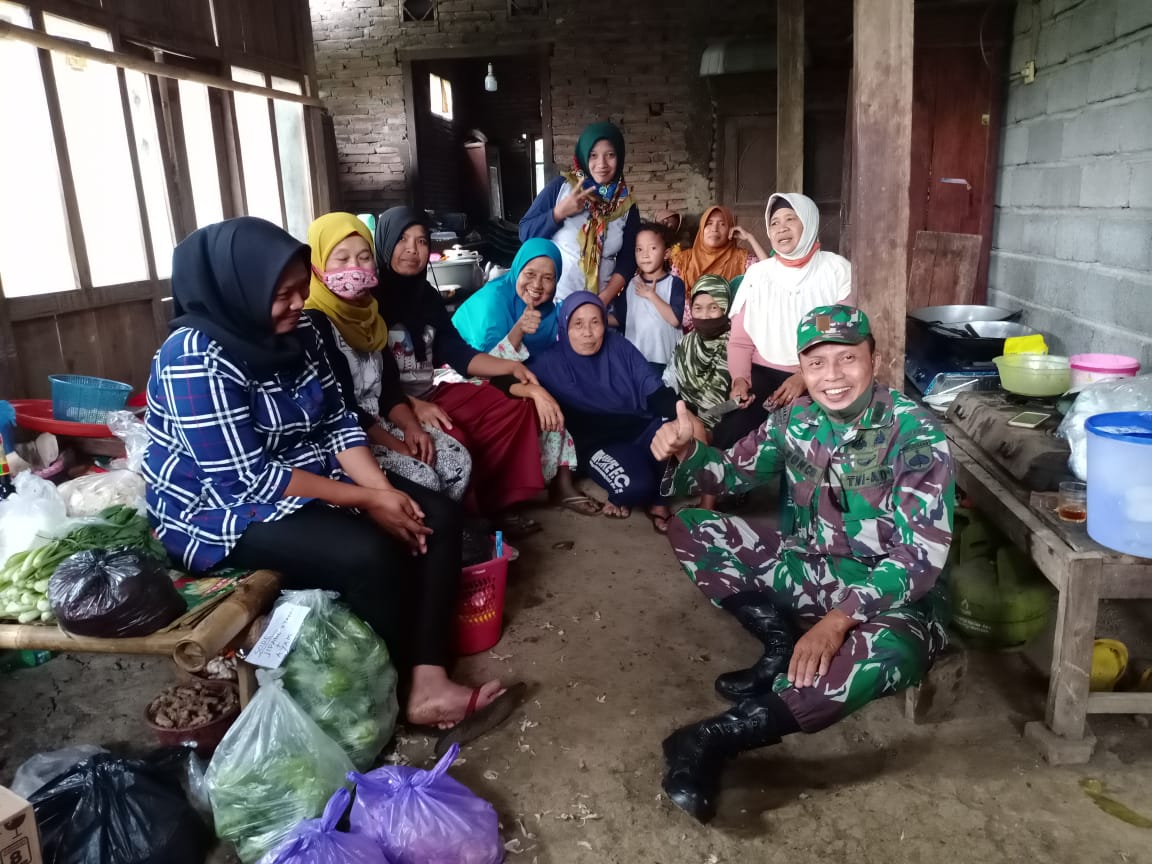 KESERUAN MAK-MAK TIM DAPUR UMUM TMMD REG KE-109 KODIM PURWOREJO