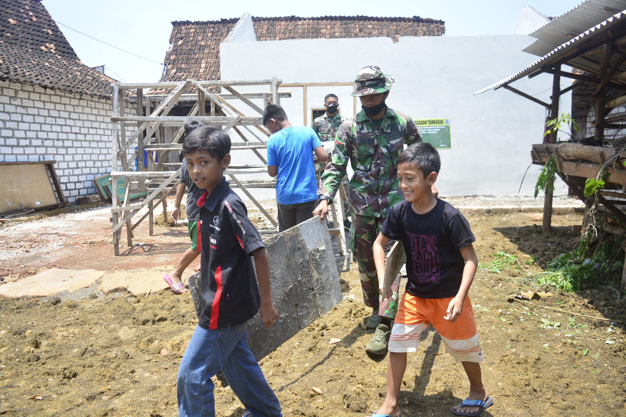 Anak Kecil Juga Bantu Satgas TMMD Ke109