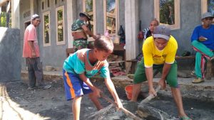 Anak Kecil pun Ikut ‘Ngaduk’ Semen Saat TMMD