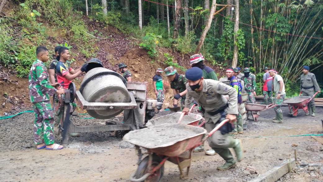 TNI/Polri dan Warga Bahu-membahu Sukseskan Program TMMD