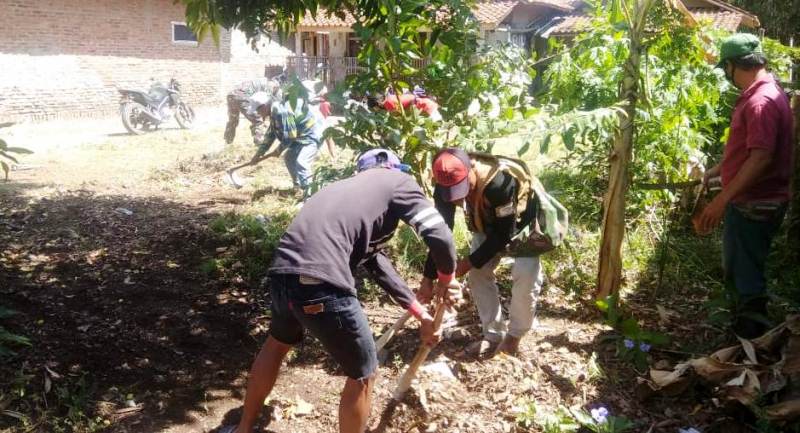 Bertugas di Kalinusu Brebes, TNI Terus Pelopori Bersih-Bersih Lingkungan