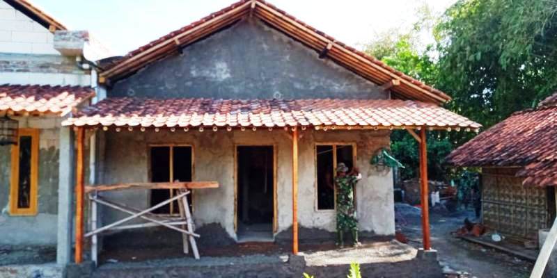 Satgas TMMD Reguler Brebes Rampungkan Teras Rumah Sarto