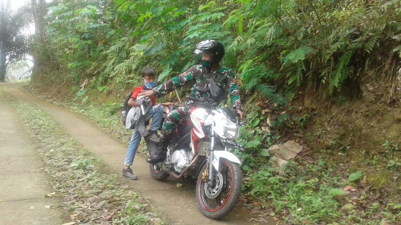 Kurang Sarana, Satgas TMMD 109 Kodim 0708/Purworejo Bantu Antar Anak SD Ke Sekolah