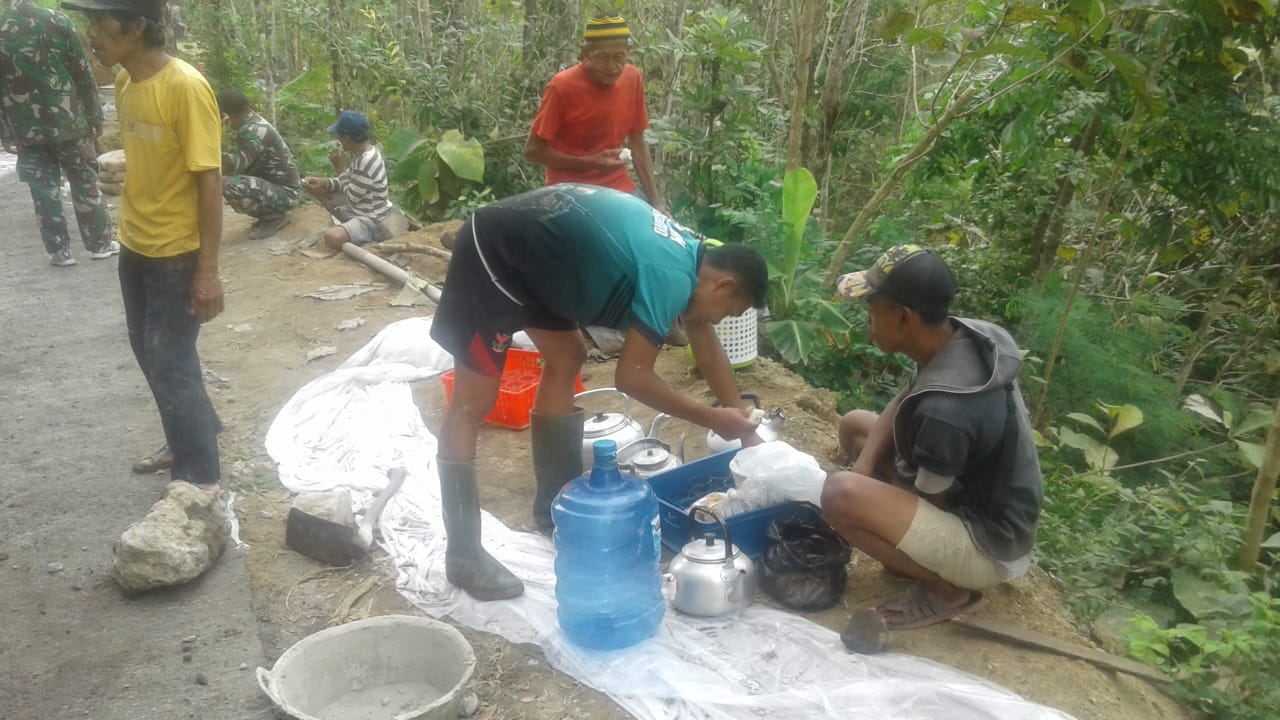 Warga berikan singkong Rebus untuk anggota Satgas TMMD