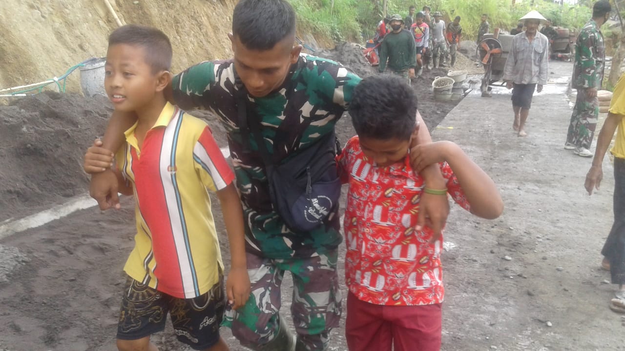 Bukti Kedekatan Anak – anak Dengan Anggota Satgas TMMD