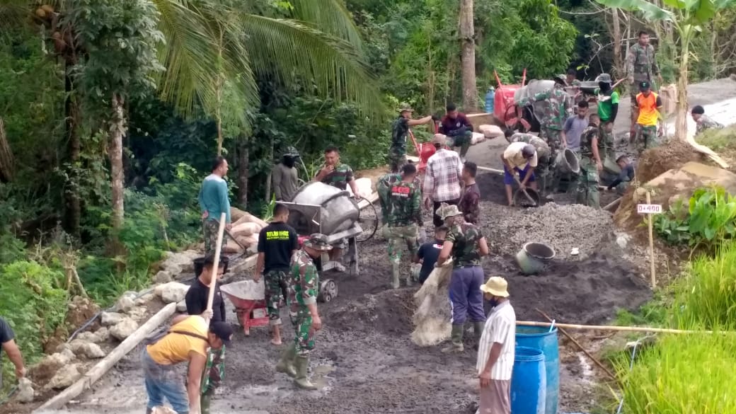 Buah Jambu Sama Enaknya Dengan Buah Mangga, Walau Hari Minggu Satgas TMMD Tetap Bekerja