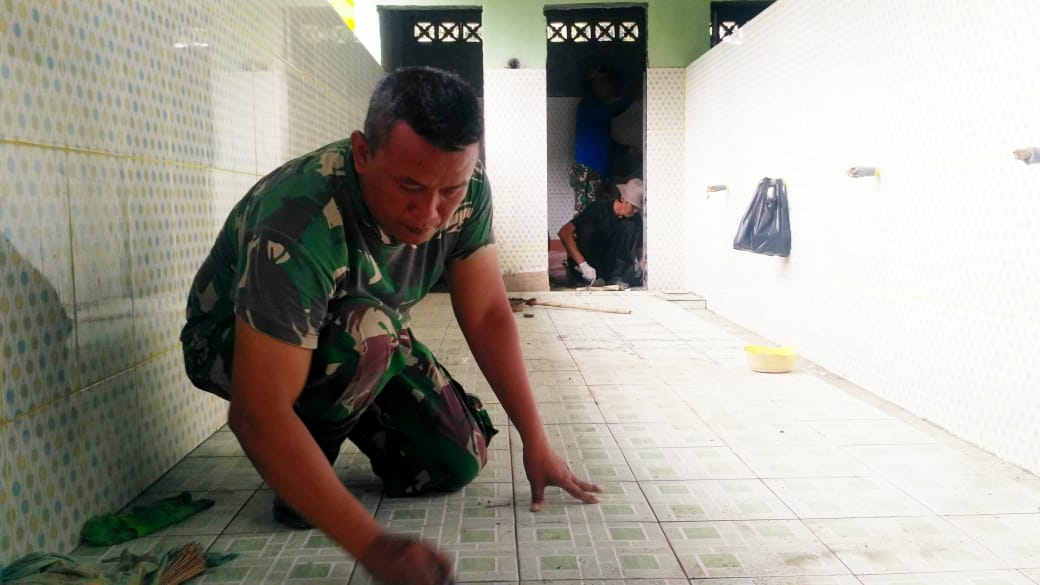 Pemasangan Lantai Keramik Tempat Wudhu Masjid Tiban Memasuki Babak Akhir