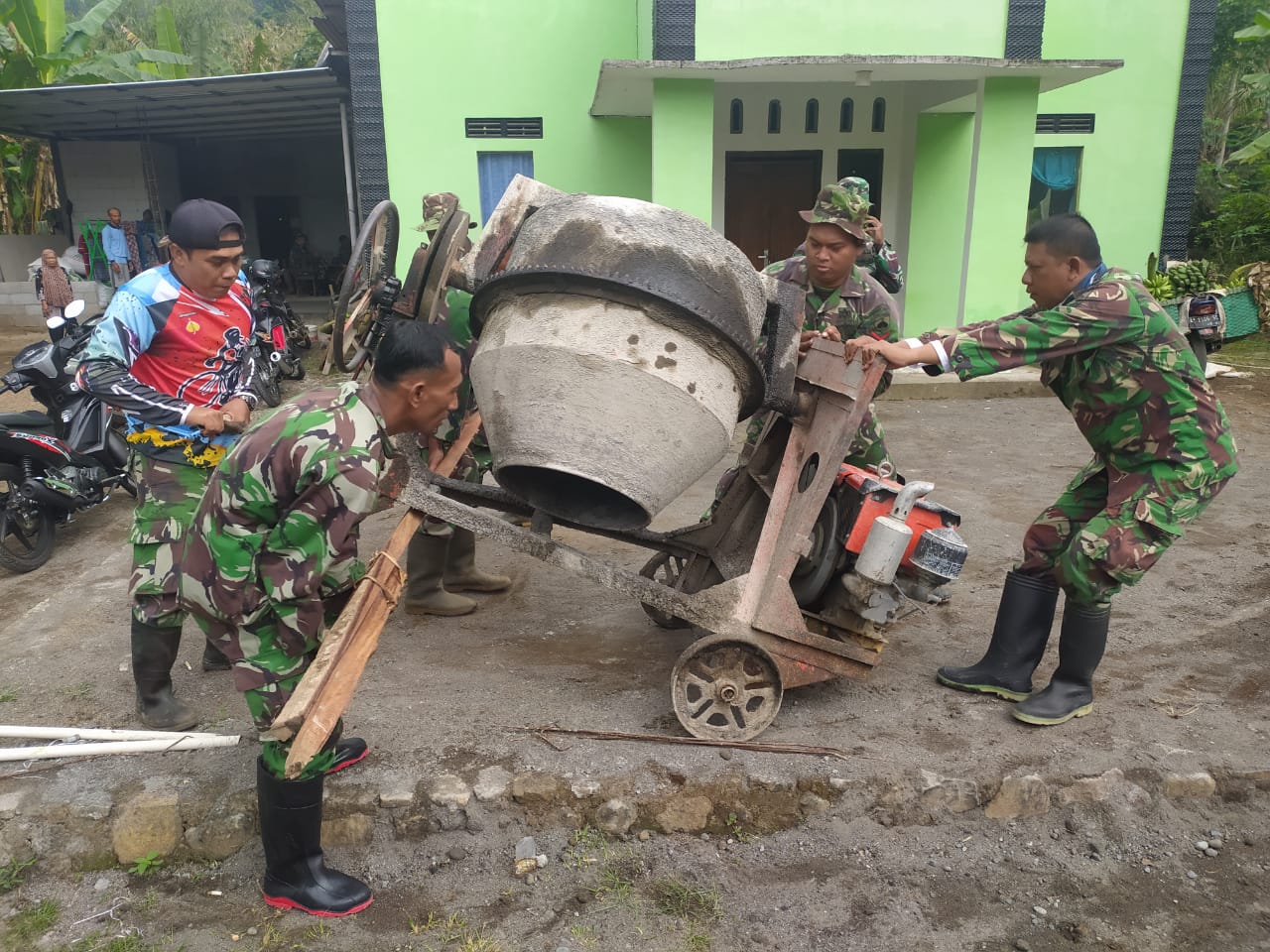 Anggota Satgas TMMD Kompak Pindahkan Molen