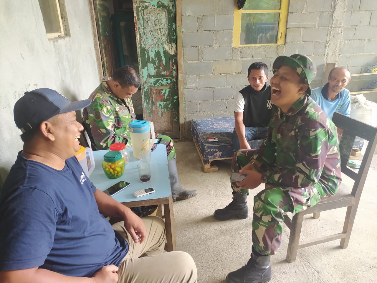 Ngopi Bareng, sarana Paling efektif Untuk Jalin Keakraban TNI dan Warga di TMMD KE-109