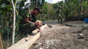 Keakuratan Pemasangan Bekisting Pembangunan Jalan Rabat Beton Satgas TMMD Mutlak Diperlukan