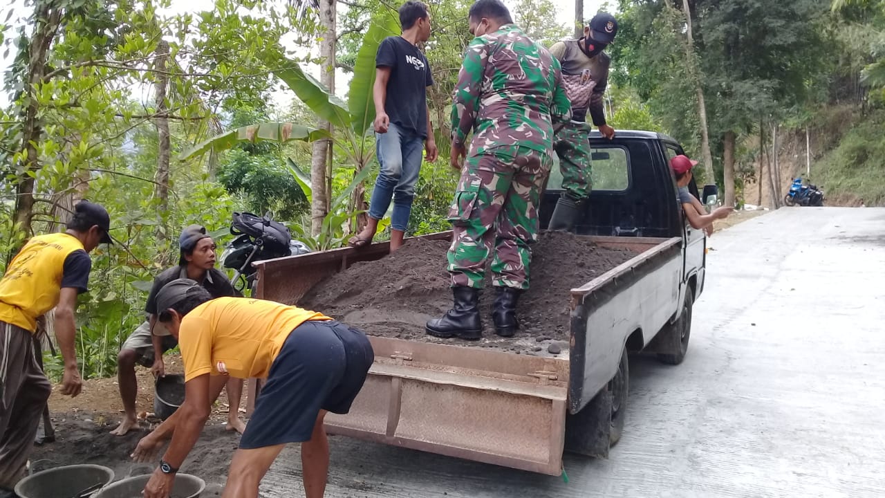 Meski TMMD Telah Ditutup, Anggota dan Warga Tetap Gotong Royong Bersihkan Sisa Material.