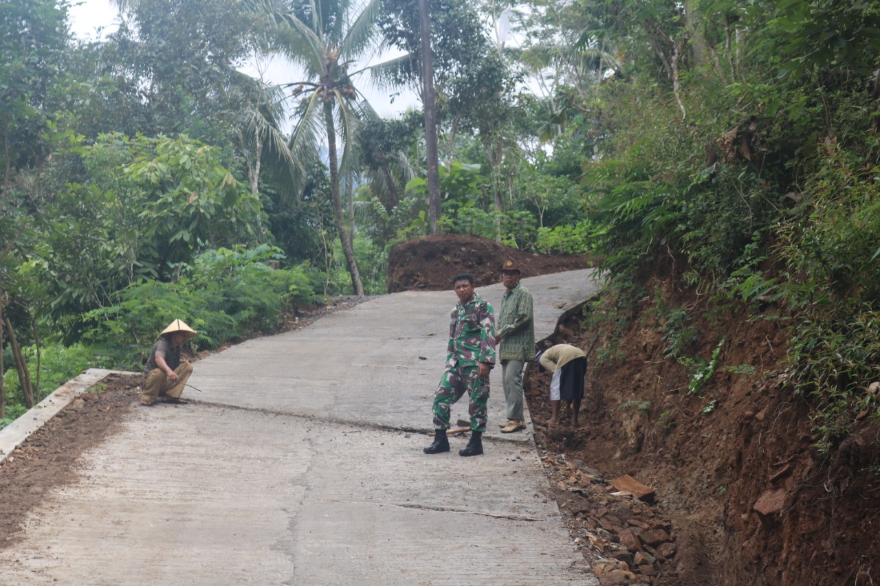 Anggota Koramil 11/Loano Bantu Warga Rapikan Tanah Berem Jalan TMMD Purworejo
