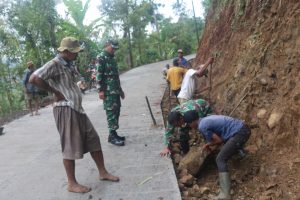 Kekompakan Anggota Koramil 11/Loano Bersama Warga Bersihkan Saluran Air Paska TMMD Kekompakan Anggota Koramil 11/Loano Bersama Warga Bersihkan Saluran Air Paska TMMD