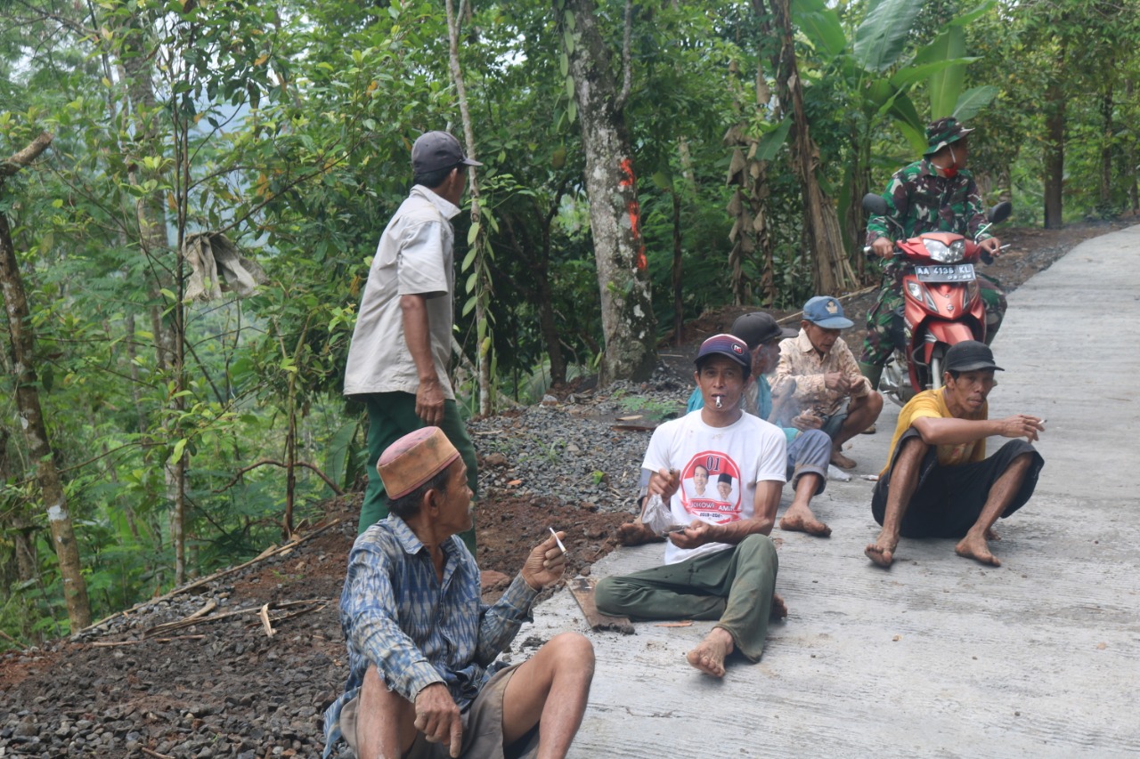Warga Sedayu Duduk di Atas Jalan Cor, Hasil Kerja Satgas TMMD 109 Kodim Purworejo