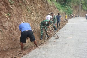 Pembuatan Saluran Air,Anggota Koramil 11/Loano Gotong Royong Bersama Warga