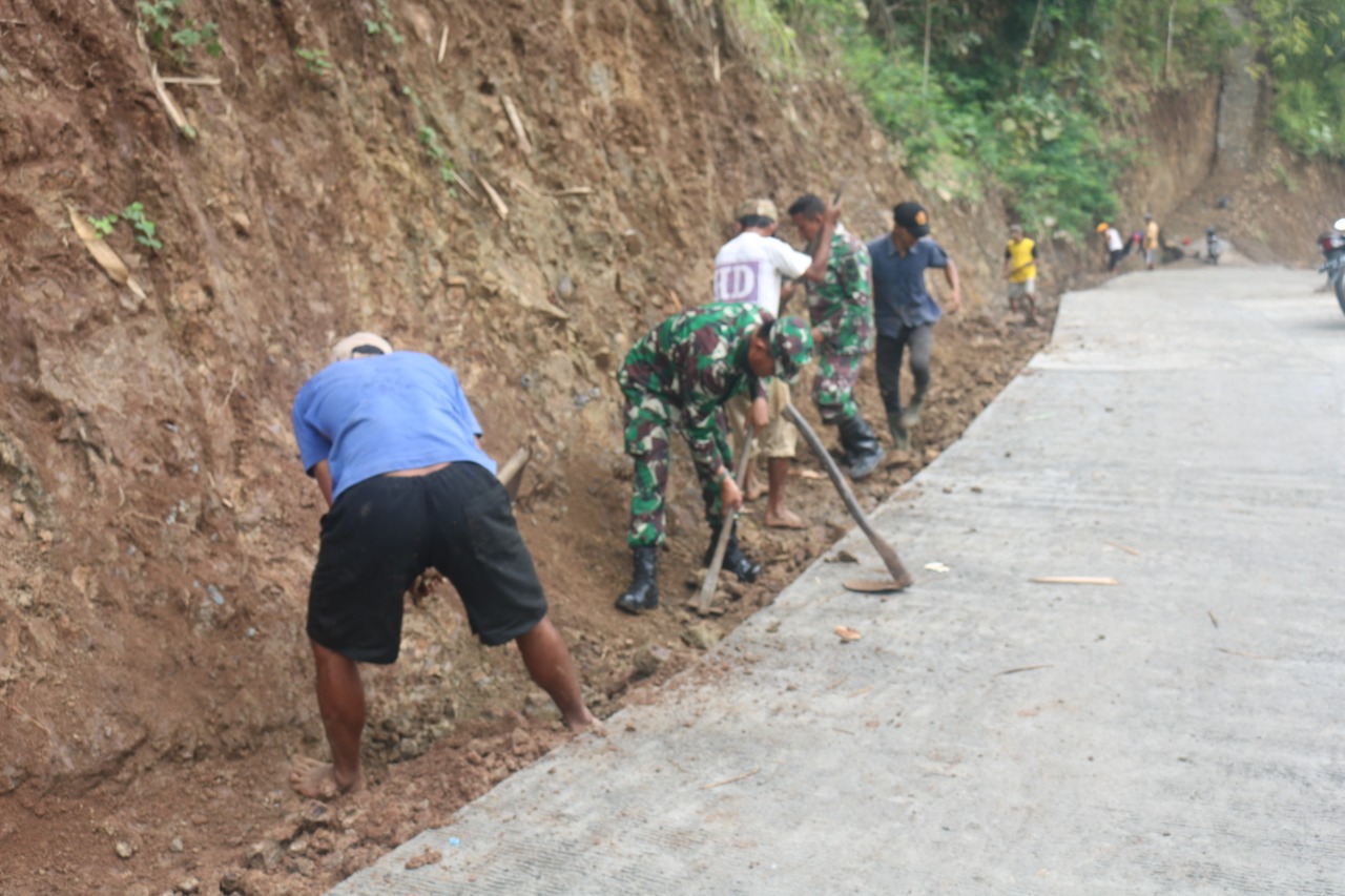 Pembuatan Saluran Air,Anggota Koramil 11/Loano Gotong Royong Bersama Warga