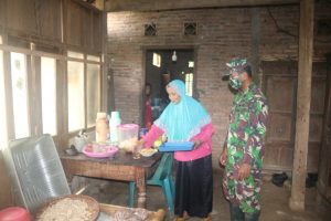 Anggota Satgas TMMD 109 Kodim 0708/Purworejo Ucapkan Terimakasih Kepada Ibu-Ibu Dapur