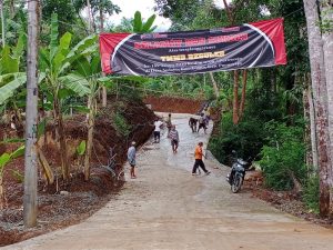 PELDA SUWITO PIMPIN KERJA BAKTI PERBAIKI PRALON SALURAN AIR BERSIH
