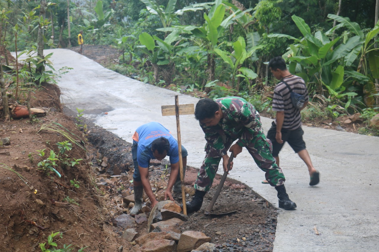 Sertu Bachtiar Bantu Warga Rapikan Jalan TMMD