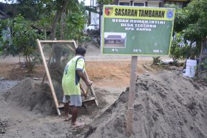 Skop jadi sejarah Anggota Satgas TMMD Dalam Mengaduk adonan Semen
