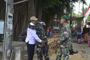 Pelukan Anggota Satgas TMMD slalu Mengenang hati Bapak Humaidi