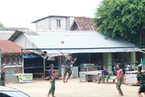 Bermain Voli Bersama jadi kenangan anggota Satgas TMMD dan Pemuda Desa Tebluru Bermain Voli Bersama jadi kenangan anggota Satgas TMMD dan Pemuda Desa Tebluru