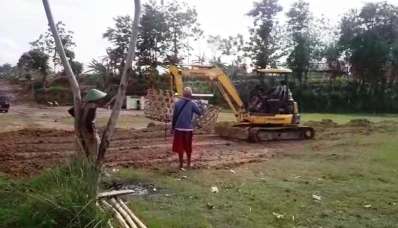 Alat Berat Kodim Brebes Kini Membantu Penataan Lapangan Desa Kalinusu