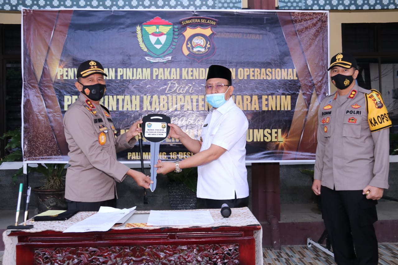 Kapolda Sumsel Terima Hibah/Pinjam Pakai 10 Unit Ranmor Roda Empat Dari Pemkab Muara Enim