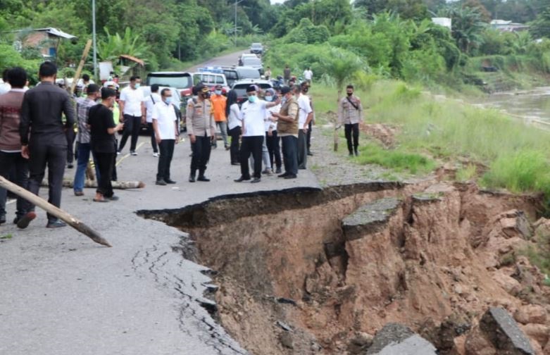 Bupati Tinjau Longsor Jalan Tembus Jembatan Enim III