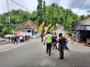 Koramil 0801/10 Punung Lakukan Penegakan Disiplin Protokol Kesehatan Di Daerah Wisata