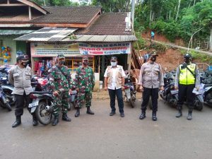 Babinsa Koramil 06/ Bandar melaksanakan Sosialisasi Protokol Kesehatan di Pasar Bandar Kec.Bandar