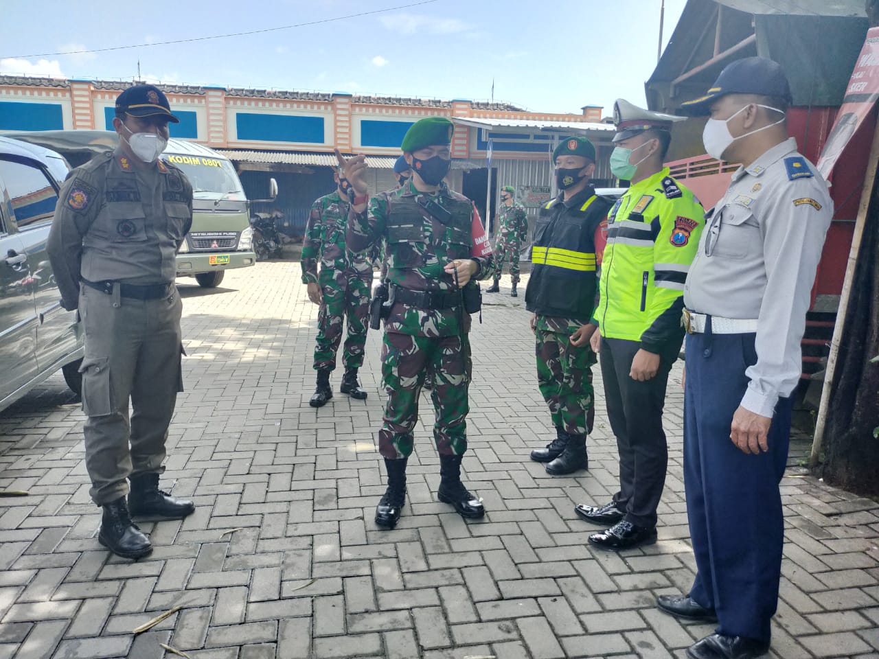 Dandim 0801/Pacitan Bersama Unsur Forkopimda Turun ke Lokasi Pasar Lakukan Penegakan Disiplin Protokol Kesehatan