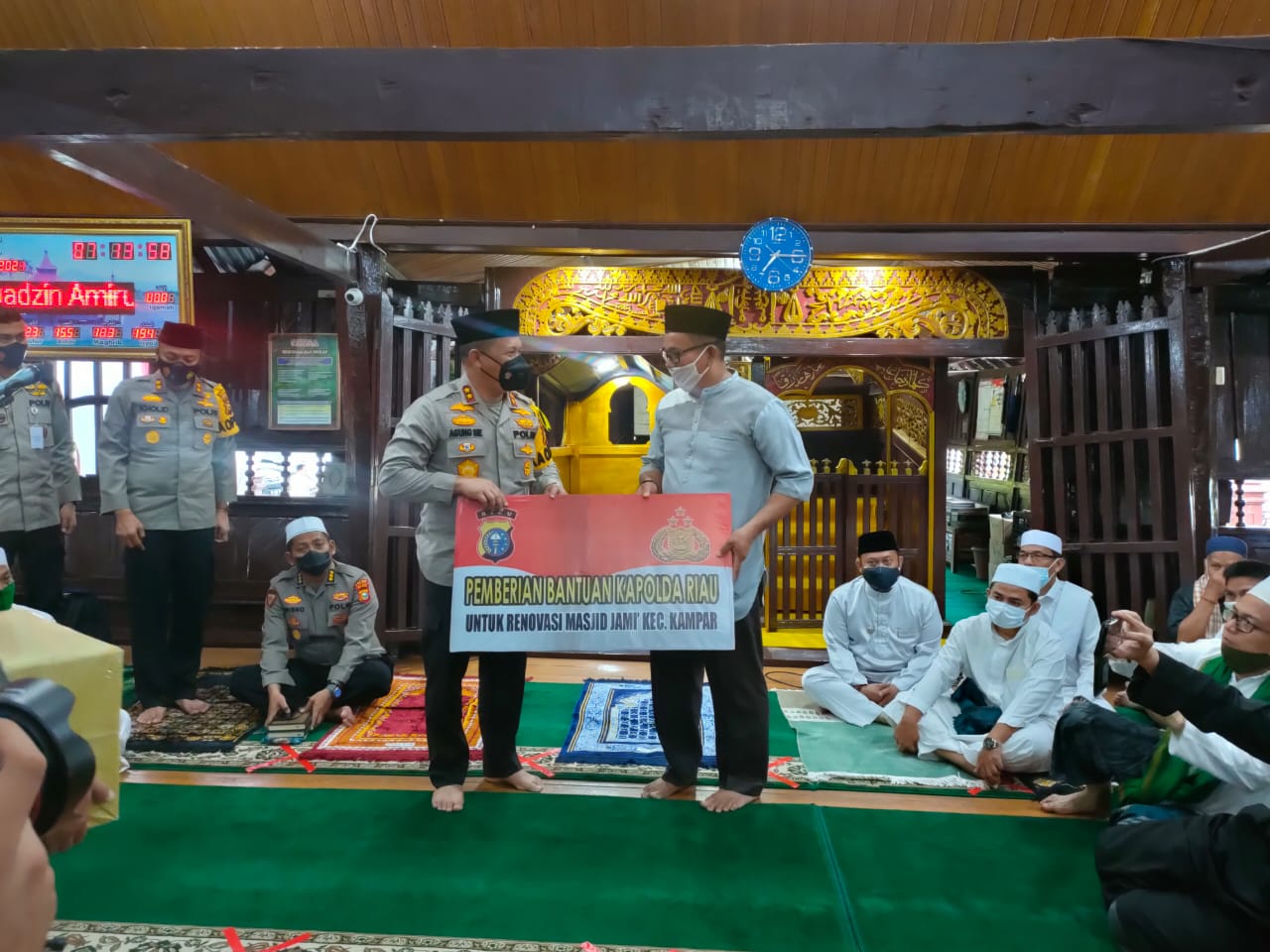 Kunjungi Masjid Jami’ Air Tiris, Kapolda Riau Ikuti Khotmil Qur’an dan Berikan Bantuan