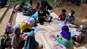 Penuh Kesabaran, Satgas TMMD Bojonegoro Ajari Anak-Anak Ngrancang Belajar Bersama