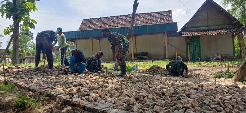Perbaikan Jalan Kramanan TMMD Bojonegoro, TNI Bersama Warga Gotong Royong Menata Batu