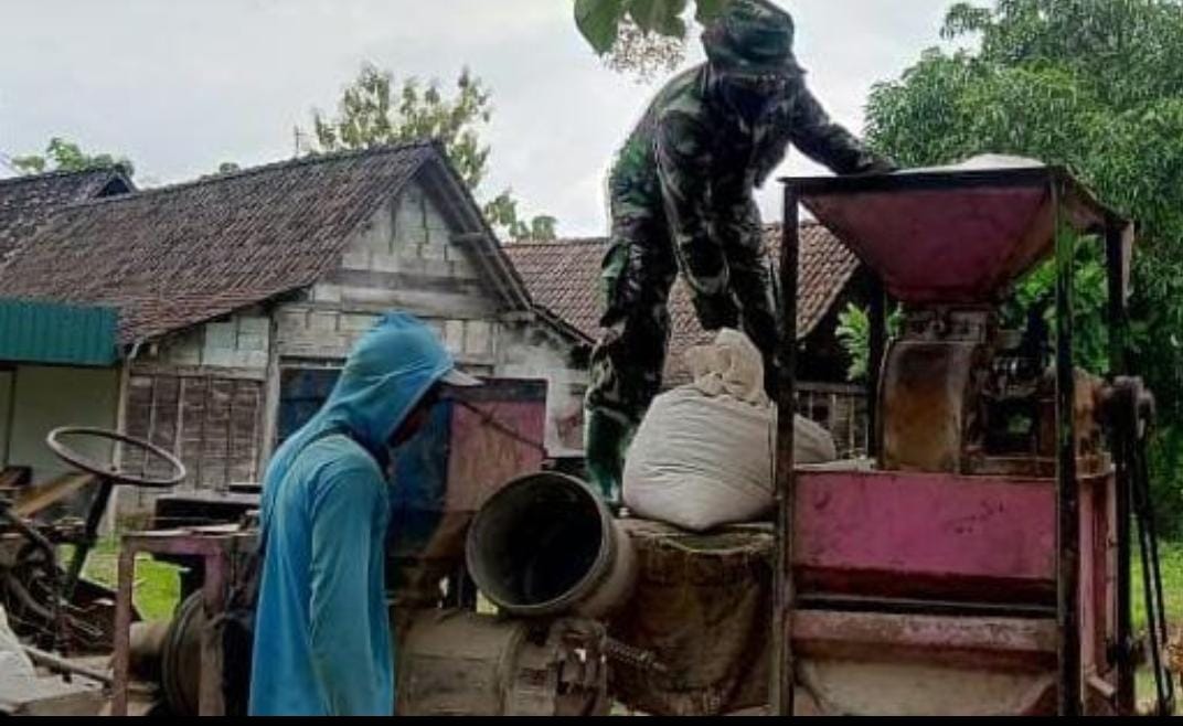 Satgas TMMD 110 Bojonegoro Komsos Dengan Pekerja Jasa Di Jatimulyo