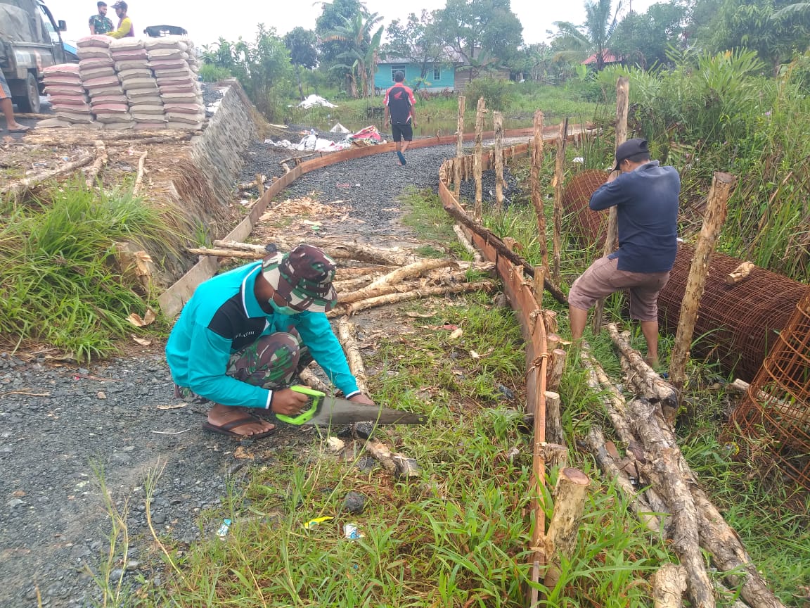 Pelda Nur Gergaji Kayu Untuk Tiang Jembatan