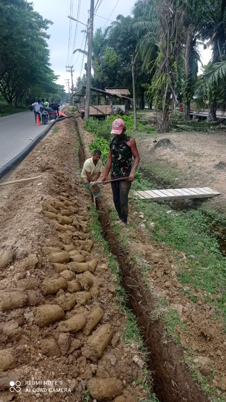 Para Wartawan Kembali Pantau Proyek Pemasangan Pipa Air Minum