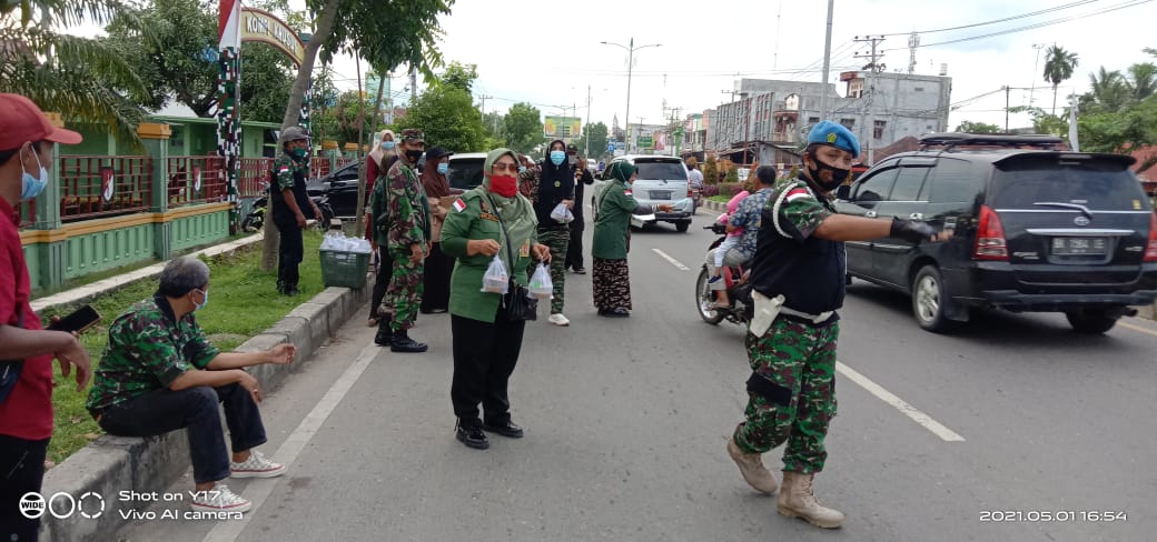 Ormas Hipakad Bagi-bagi Takjil Dan Ingatkan Protokol Kesehatan Kepada Masyarakat.
