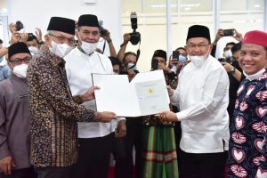 Wagub Mawardi  Serahkan 90 Sertifikat Tanah Wakaf Secara Simbolis