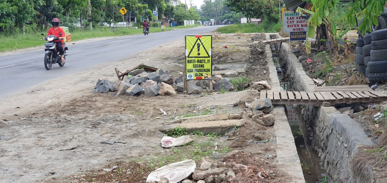Proyek Drainase Jalan Lintas Prabumulih – Palembang, Warga: Selesai Proyek, Dibersihkan Dong!