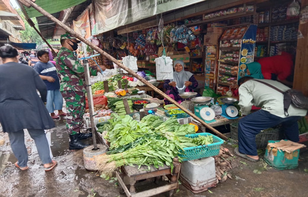 Anggota Kodim 1207/BS Melaksanakan Himbaun di Pasar Kemuning Kota Baru Pontianak