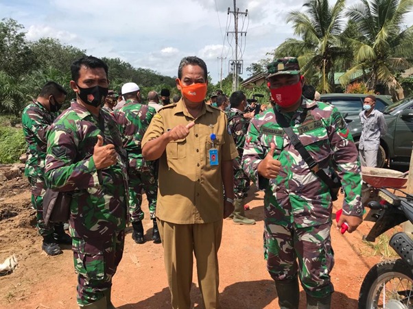 Antusias Camat Kuala Mandor B Dalam Pembukaan TMMD Ke-111 TA. 2021 Kodim 1207/Pontianak
