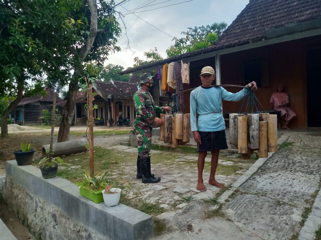 Menyadap Nira (Legen) Untuk Kebutuhan Keluarga
