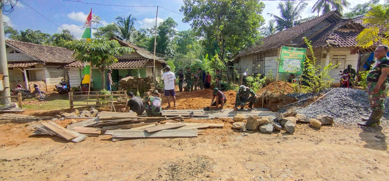 Satgas TMMD Ke -111 Kodim 0427/Way Kanan Bersama Warga Pasang Papan Mal Guna Pengecoran Gorong-Gorong
