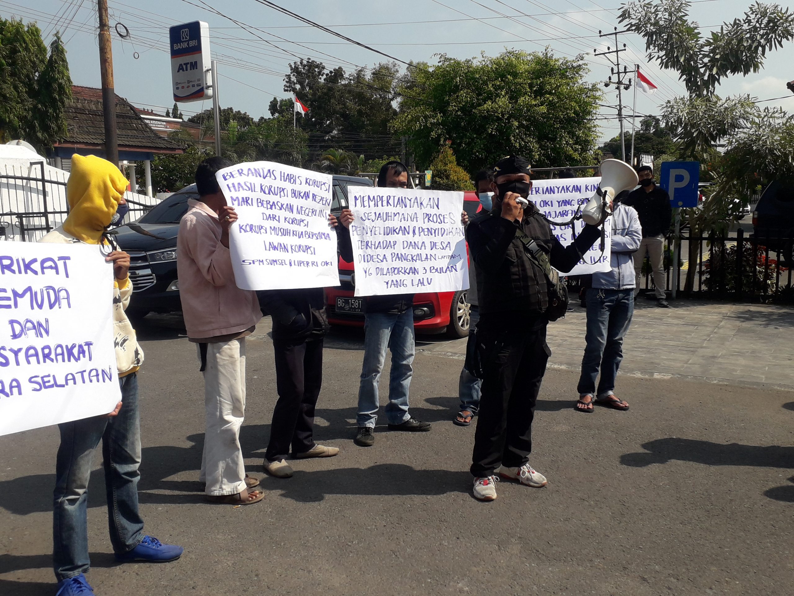 Puluhan Masa Gruduk Kejari OKI, terkait Dugaan Kasus Korupsi Kades Pangkalan Lampam