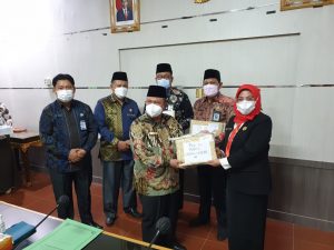 Kakanwil Menag Serahkan Blanko Ijazah dan Sosialisasi Surat Edaran Menag Nomor 15