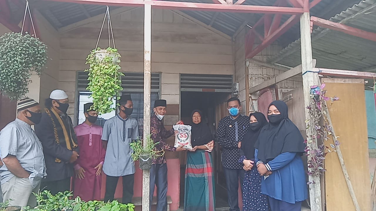 Ketua PHBI Uut Berikan Bantuan Sembako